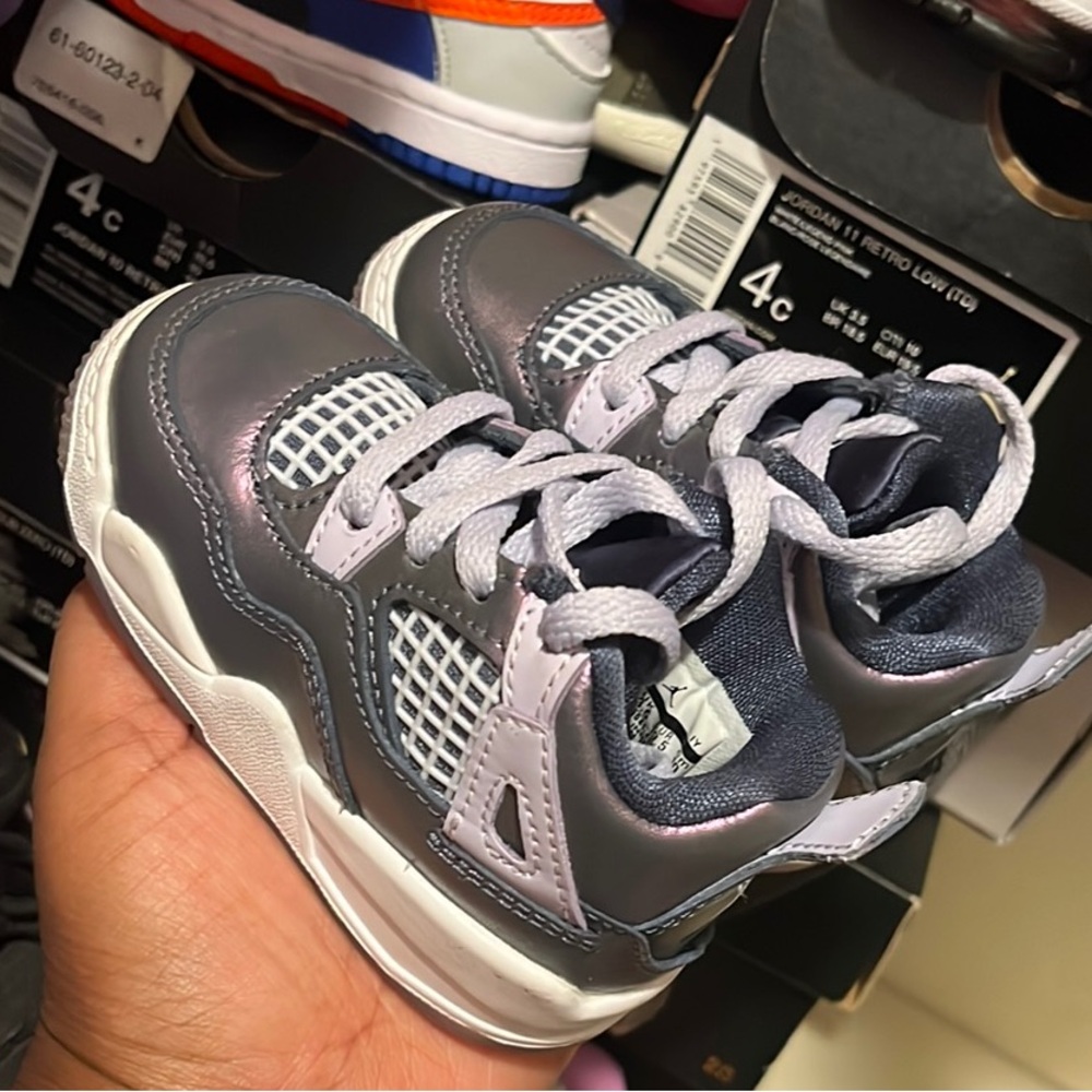 Jordan 4 retro SE moonstone blue. Sneakers with Mesh Panels

Comes with box